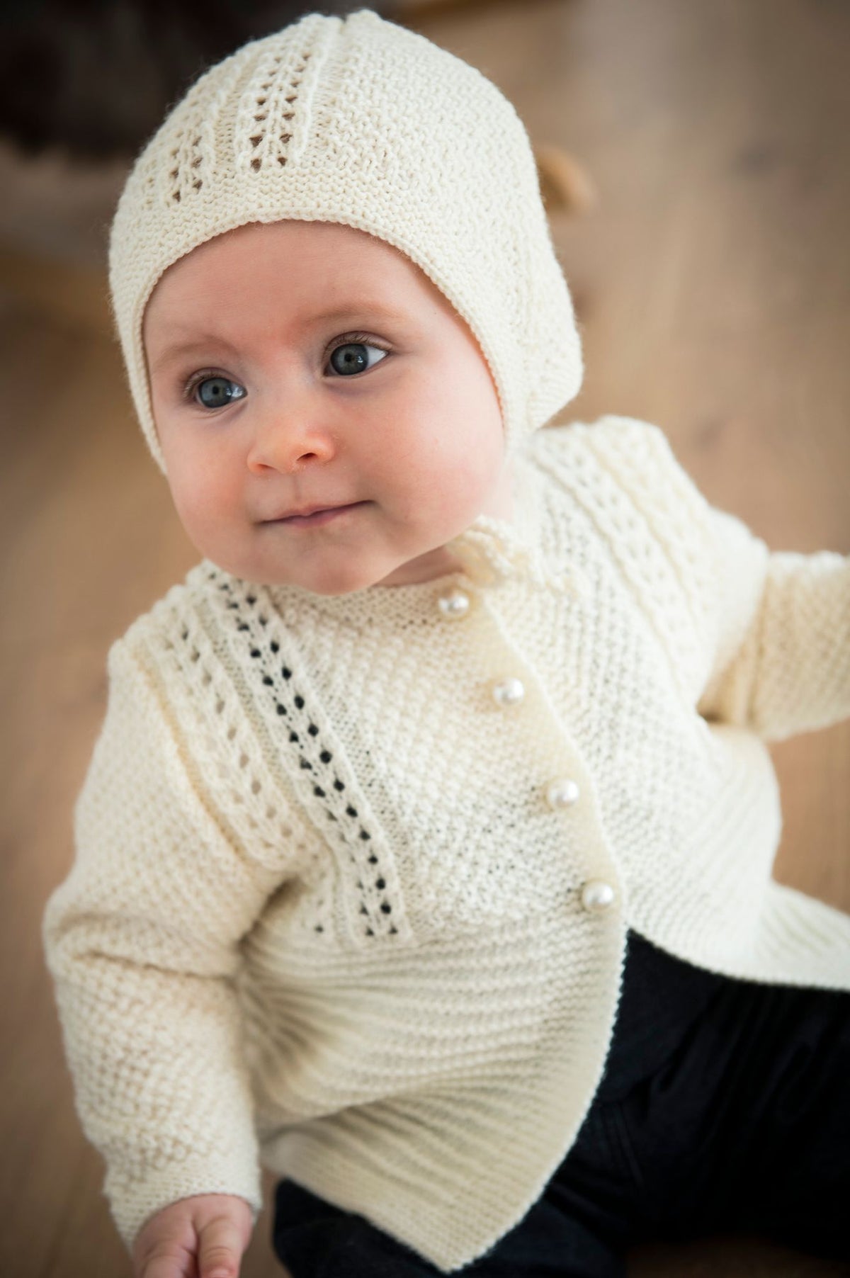Babycardigan og kyse med hulmønster