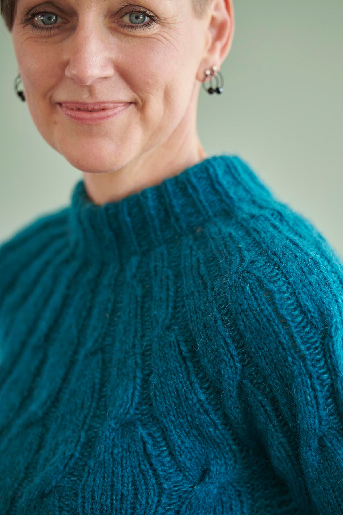 FR40 - Sweater poncho med snoninger Opskrift