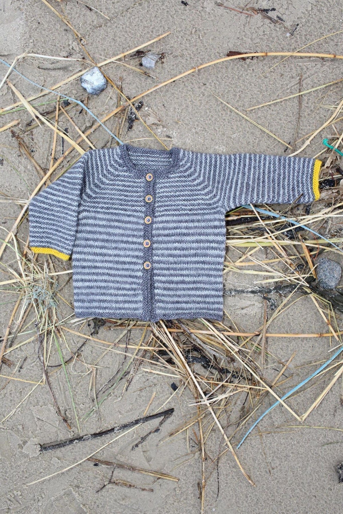 Stribet cardigan til de mindste