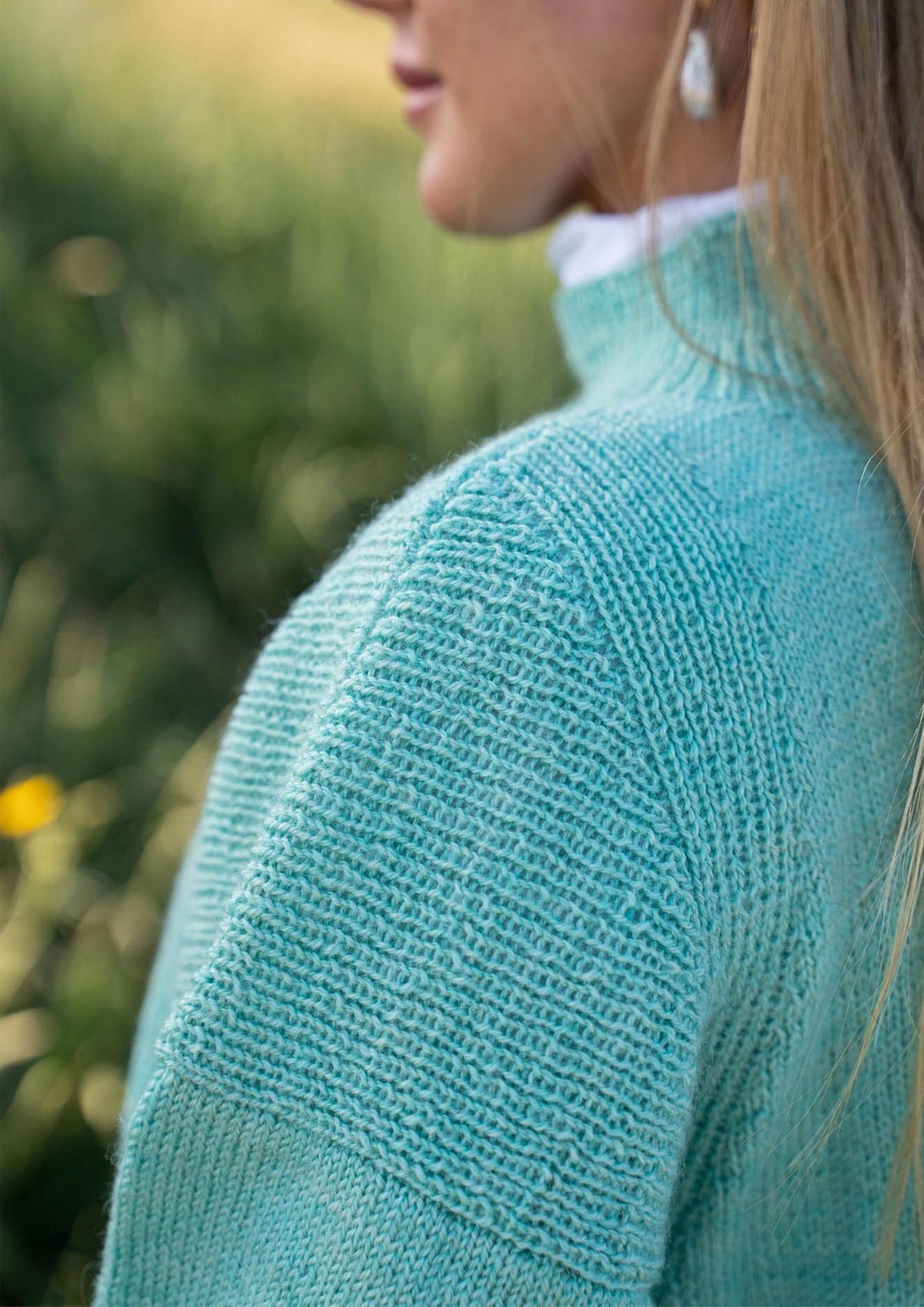 Sweater med skulderstykker i rib