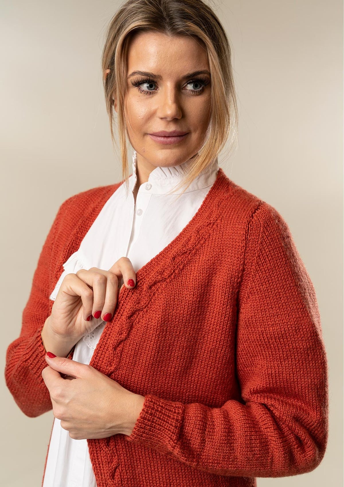 Strikket damefrakke med snoninger