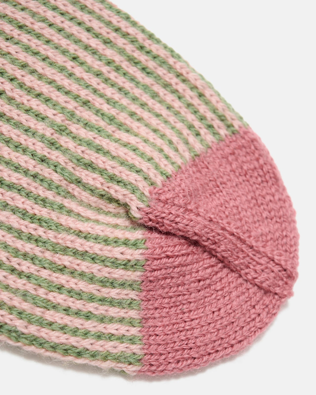 LF03 - Strikket julesok med nisseranke og rosa-grøn stribe