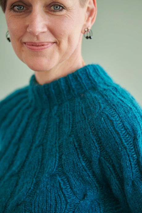 FR40 - Sweater poncho med snoninger
