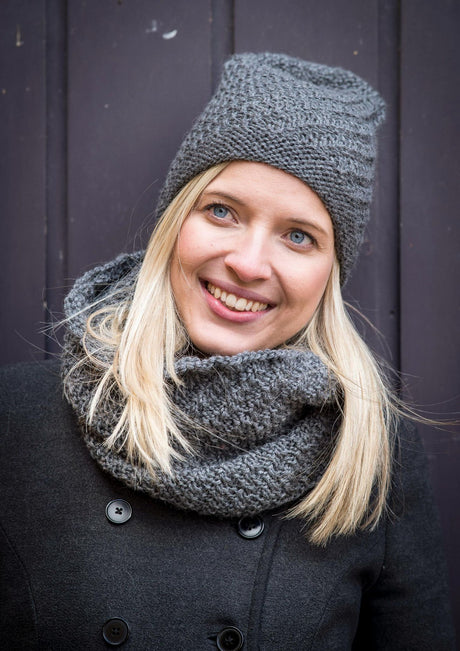 Hue og halsedisse i forskudt rib opskrift