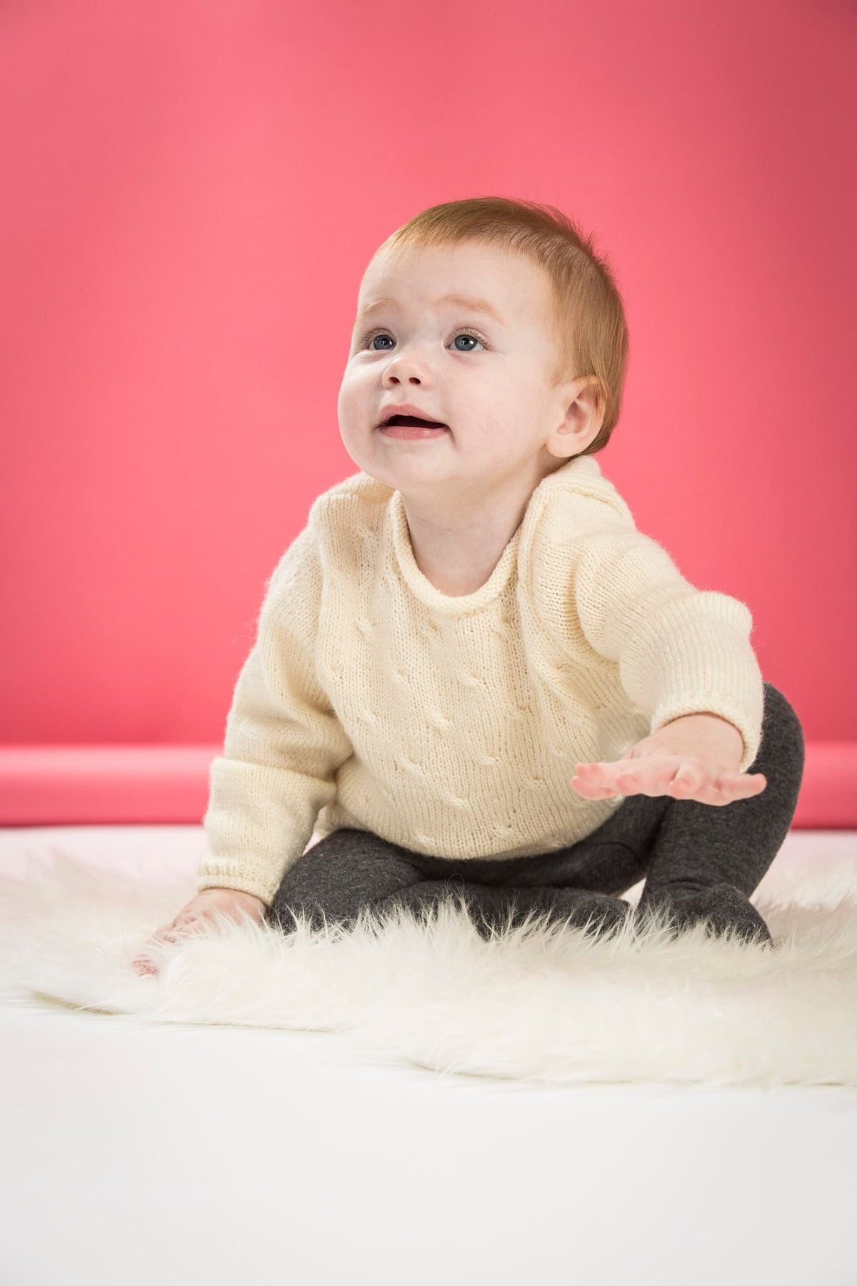 Babysweater med små snoninger